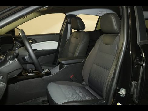 Used 2025 Chevrolet Trax LT w/ Driver Confidence Package FWD image 21