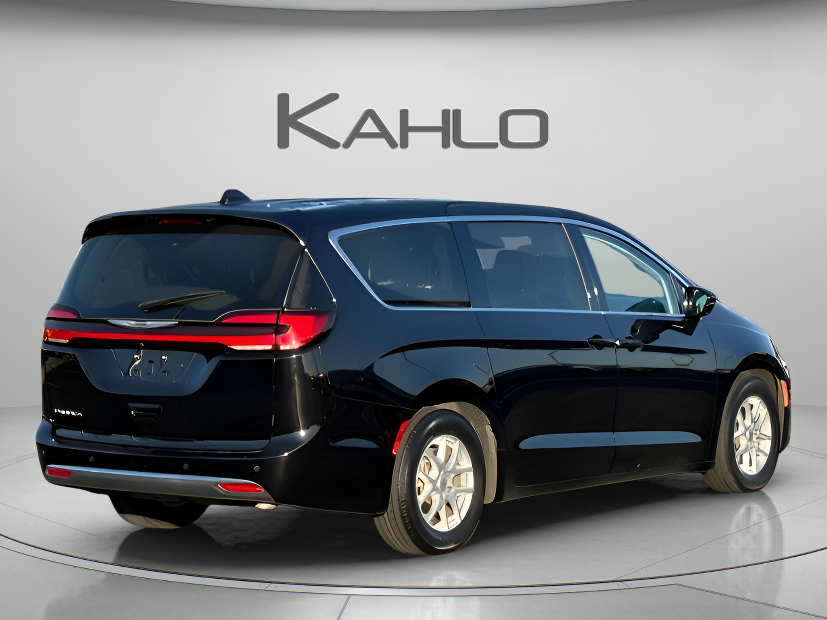 Used 2024 Chrysler Pacifica Touring-L FWD image 4