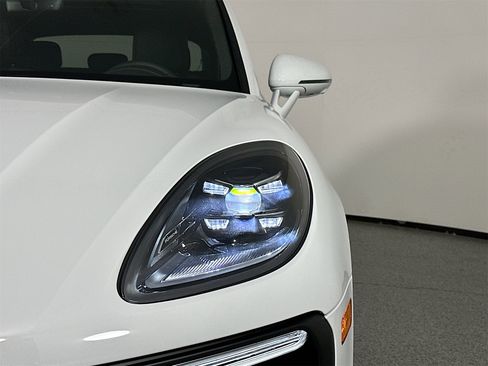 Certified 2026 Porsche Macan image 15