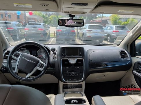 Used 2014 Chrysler Town & Country Touring-L w/ Driver Convenience Group FWD image 30