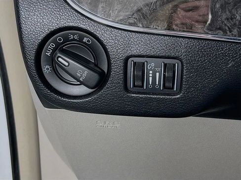 Used 2014 Chrysler Town & Country Touring w/ Driver Convenience Group image 11