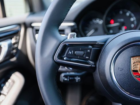 Certified 2025 Porsche Macan image 18
