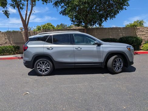 Used 2024 GMC Terrain SLT AWD/4WD image 10