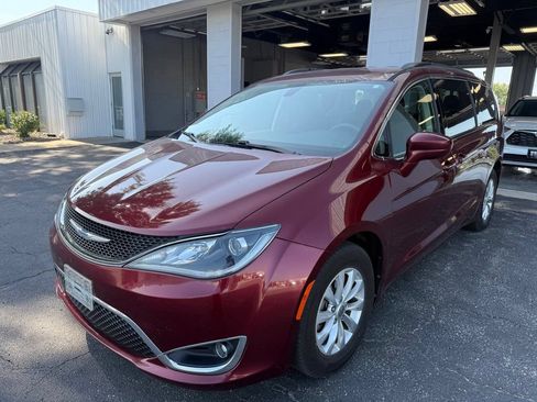 Used 2018 Chrysler Pacifica Touring Plus FWD image 4