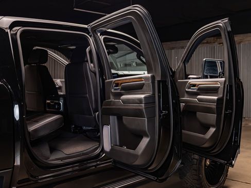 Used 2024 Chevrolet Silverado 2500 High Country w/ High Country Premium Package image 34