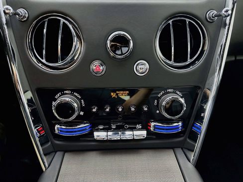 Used 2025 Rolls-Royce Cullinan AWD/4WD image 19