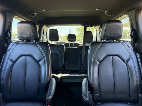 Used 2025 Chrysler Pacifica Select image 20