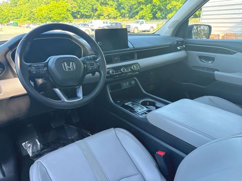 Used 2023 Honda Pilot Touring image 11