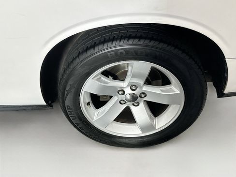 Used 2011 Dodge Challenger RWD image 11