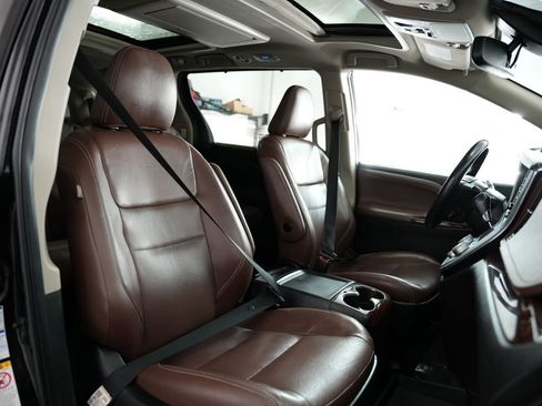 Used 2018 Toyota Sienna Limited Premium image 56