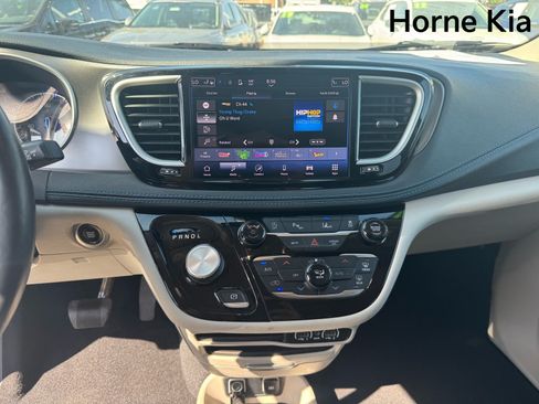 Used 2021 Chrysler Pacifica Touring w/ Cold Weather Group AWD/4WD image 20