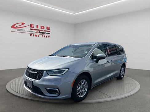 Used 2023 Chrysler Pacifica Touring-L FWD image 1