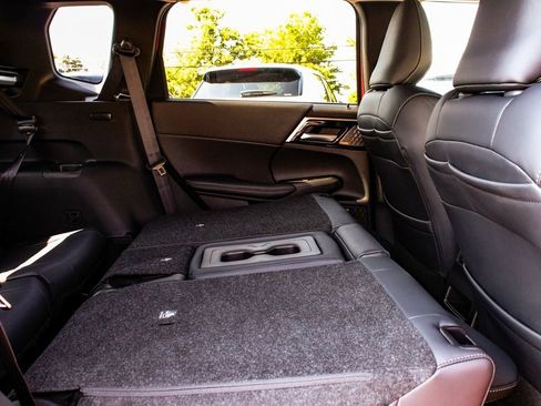 New 2025 Mitsubishi Outlander SE image 38