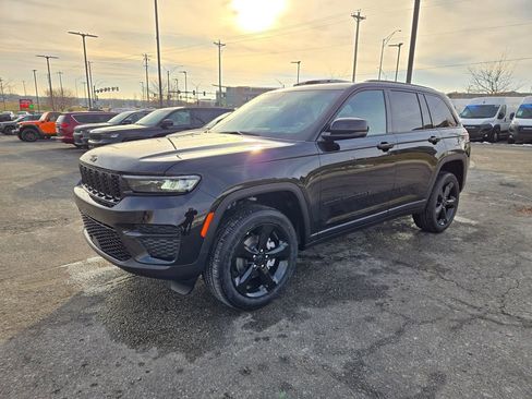 New 2025 Jeep Grand Cherokee Altitude image 8