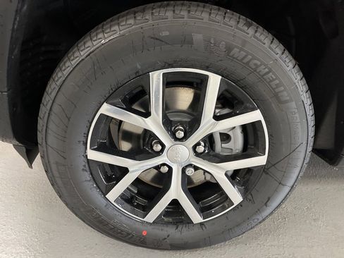 New 2025 Jeep Grand Cherokee L Limited image 6