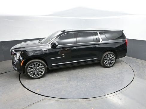 Used 2025 GMC Yukon XL Denali Ultimate w/ LPO, Floor Liner Package AWD/4WD image 29