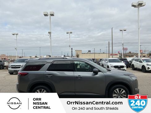 Used 2024 Nissan Pathfinder SL w/ Black Appearance Package image 4