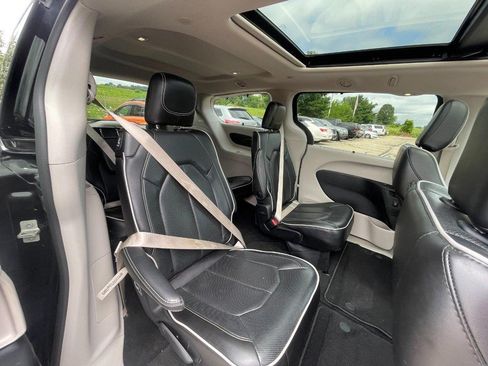 Used 2023 Chrysler Pacifica Limited FWD image 5
