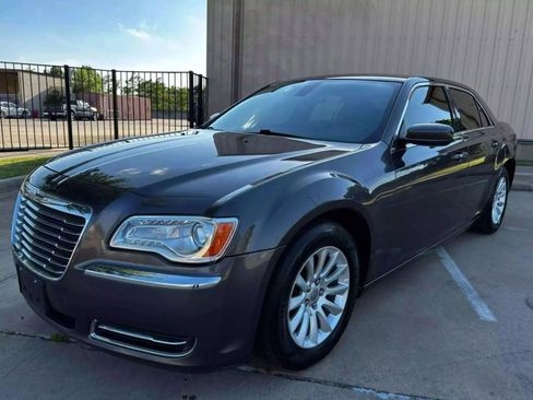 Used 2013 Chrysler 300 image 1