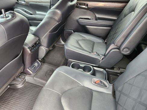 Used 2021 Toyota Highlander Platinum AWD/4WD image 10
