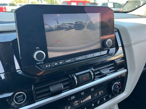 Used 2022 Nissan Pathfinder SV w/ SV Premium Package FWD image 28