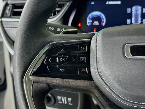 Used 2023 Jeep Grand Cherokee Overland w/ Luxury Tech Group IV RWD image 15