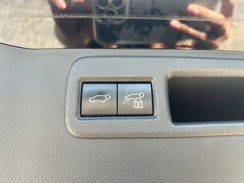 Used 2022 Toyota Venza LE AWD/4WD image 11