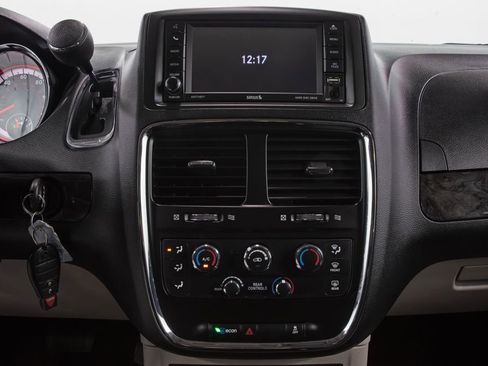 Used 2018 Dodge Grand Caravan SE w/ UConnect Hands-Free Group FWD image 28