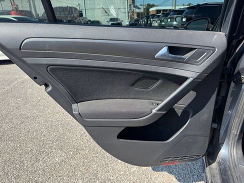 Used 2018 Volkswagen Golf 4-Door FWD image 22