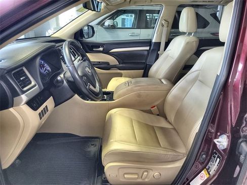 Used 2019 Toyota Highlander XLE image 12