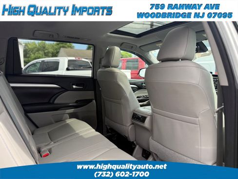 Used 2018 Toyota Highlander XLE AWD/4WD image 47
