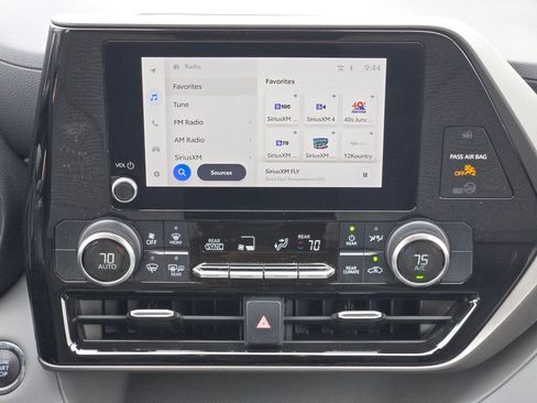 Used 2023 Toyota Highlander L image 16