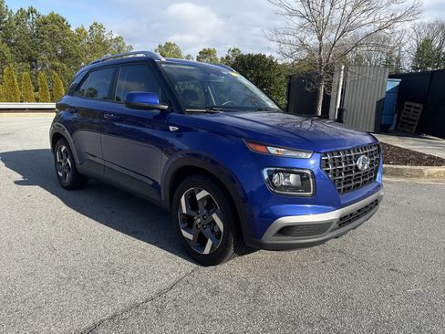 Used 2023 Hyundai Venue SEL image 2