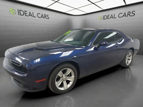 Used 2015 Dodge Challenger SXT RWD image 1