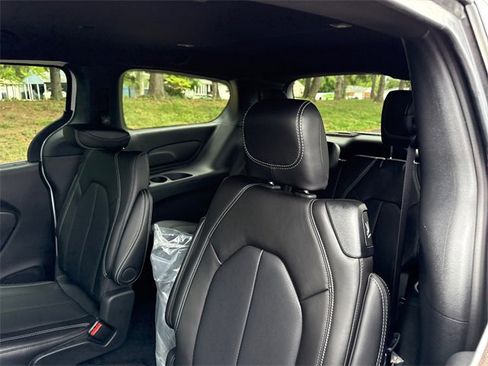 New 2026 Chrysler Pacifica Select image 4