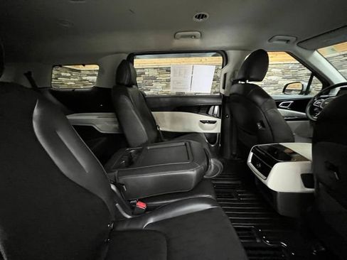 Used 2024 Kia Carnival EX FWD image 35