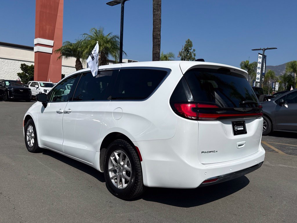 Used 2024 Chrysler Pacifica Touring-L FWD image 8