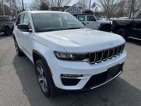 Used 2023 Jeep Grand Cherokee Limited w/ Luxury Tech Group II image 8