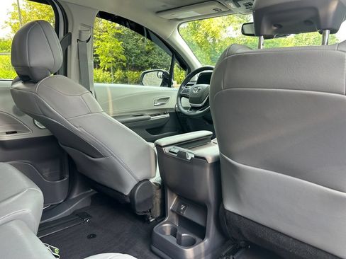 Used 2022 Toyota Sienna XLE w/ XLE Plus Package FWD image 18