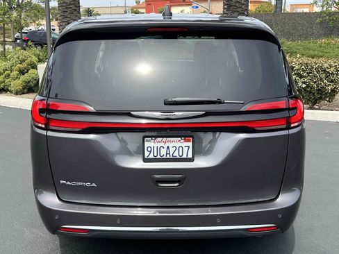 Used 2023 Chrysler Pacifica Touring-L image 16