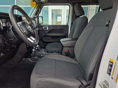 Used 2024 Jeep Wrangler Sahara AWD/4WD image 15