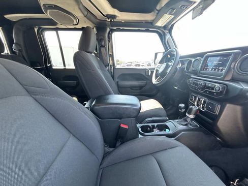Used 2023 Jeep Gladiator Sport AWD/4WD image 9