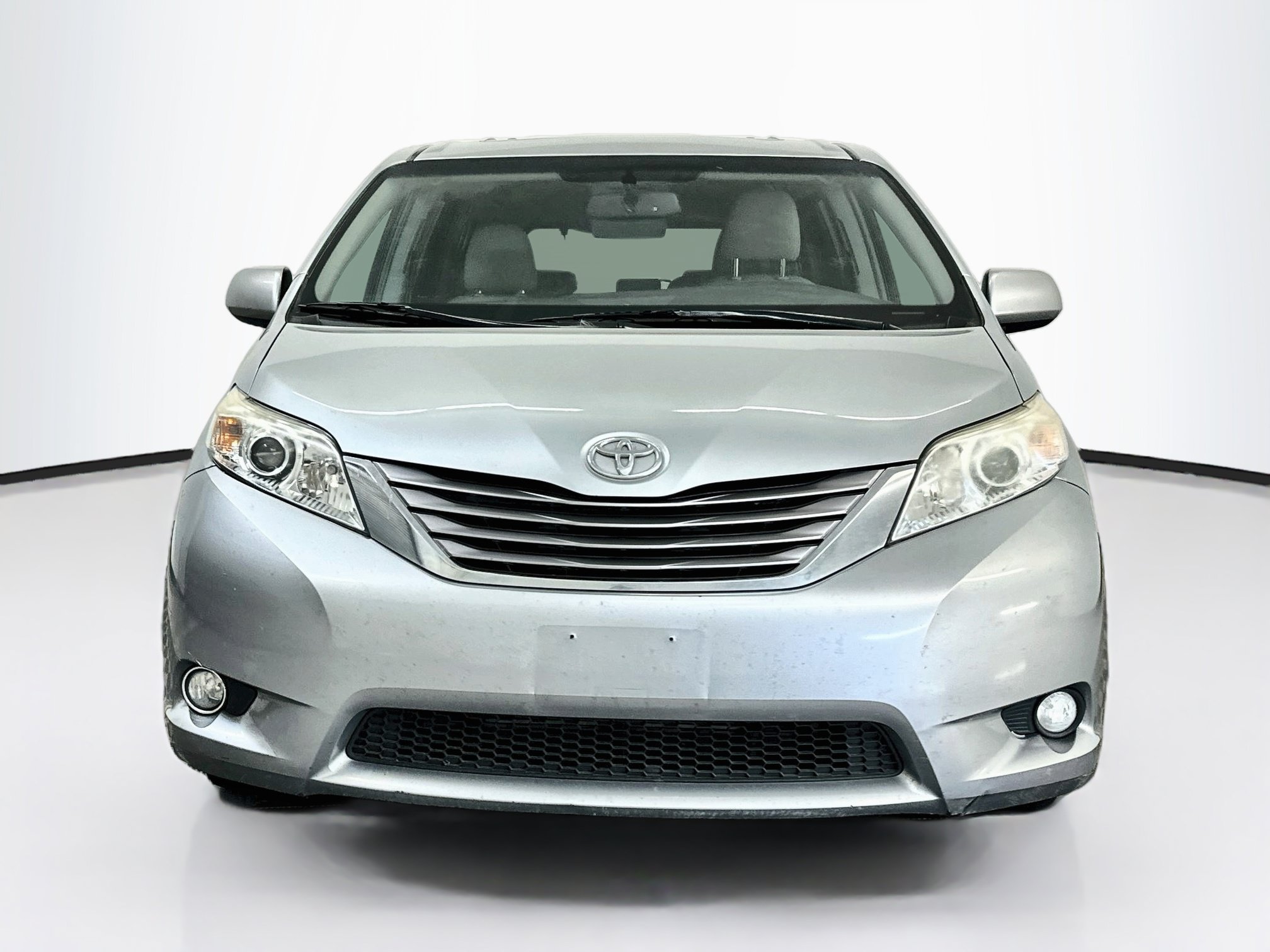 Used 2016 Toyota Sienna XLE w/ XLE Navigation Package FWD image 2