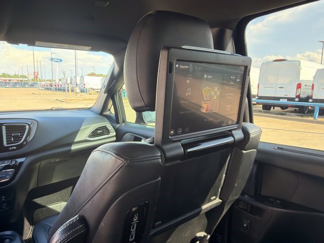 Used 2019 Chrysler Pacifica Touring-L Plus w/ Advanced Safetytec Group FWD image 6
