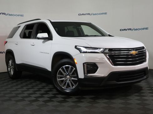 Used 2023 Chevrolet Traverse LT FWD image 2
