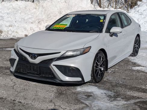 Used 2023 Toyota Camry SE image 3