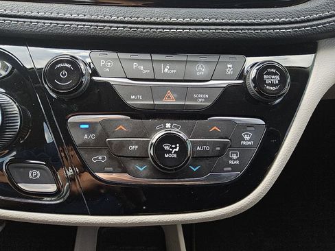 Used 2023 Chrysler Pacifica Touring-L image 21