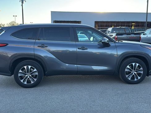 Used 2023 Toyota Highlander XLE image 7