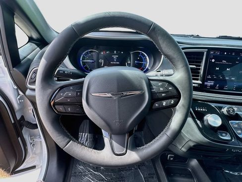 Used 2024 Chrysler Pacifica Limited FWD image 7