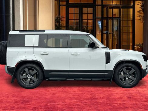 Used 2025 Land Rover Defender 110 S image 9